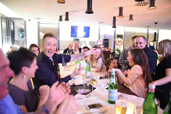 Zauberer Stuttgart Close-Up Tischzaubershow - Walking Act zum runden Geburtstag Events